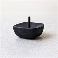 ［高澤ろうそく］南部鉄 こま燭台（中サイズ）