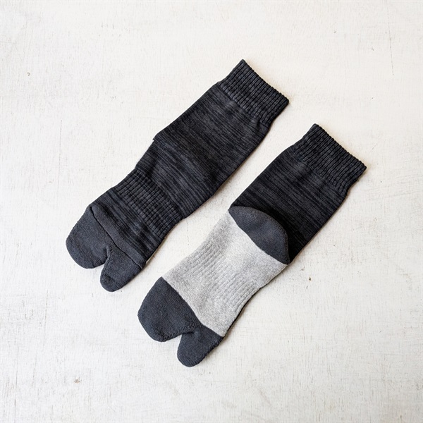 ［コロモナチューレ］足底パイル足袋ロングソックスM 麻炭×ログウッド